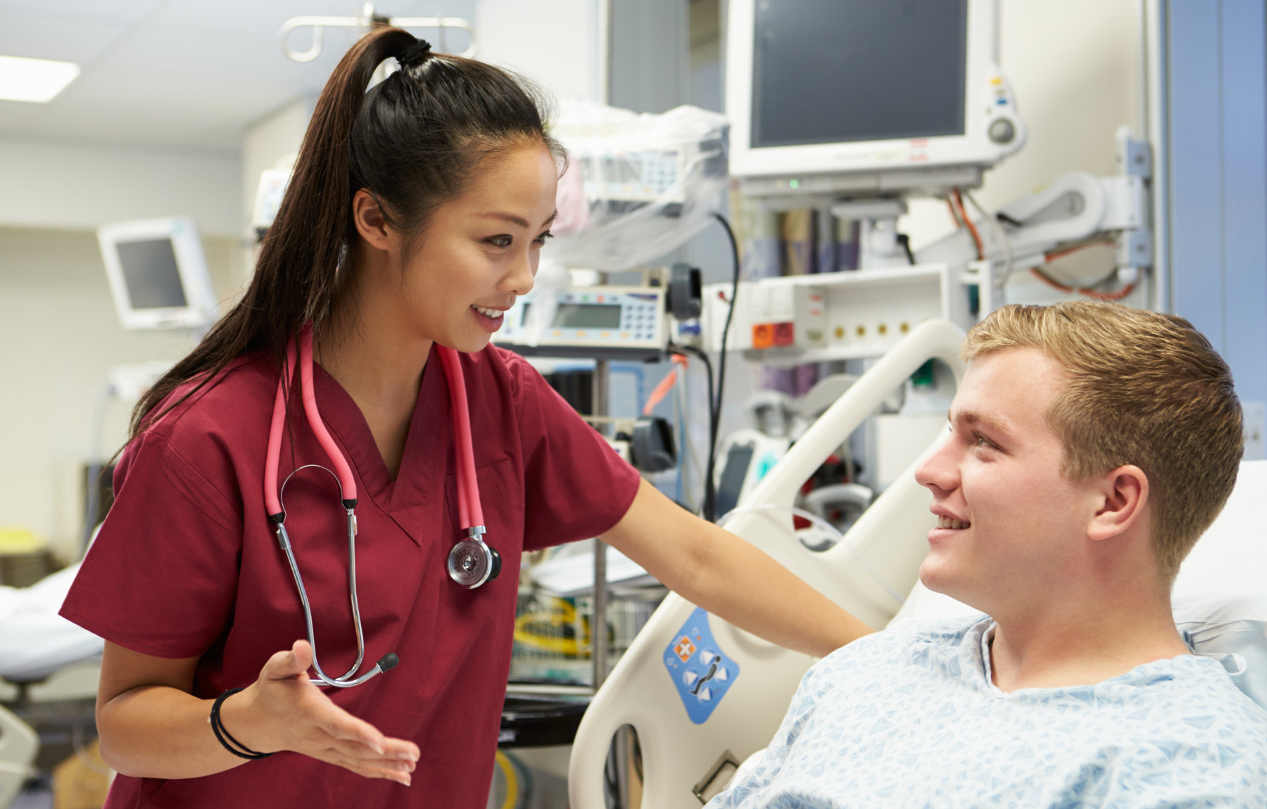 Krankenpflegerin unterhält Patienten
